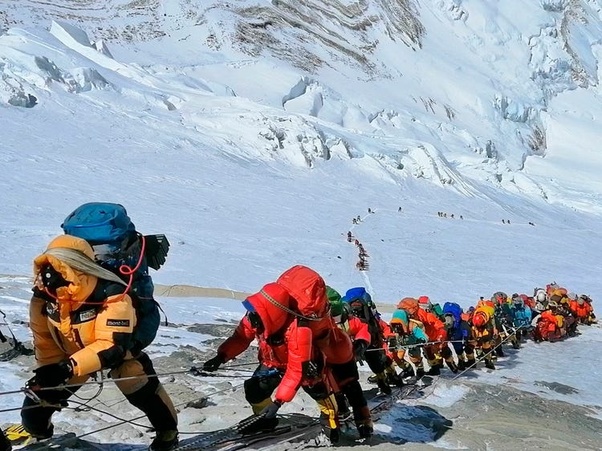 Summit Climbers Face Dangerous Challenges on Everest as Cut Ropes Spark Controversy