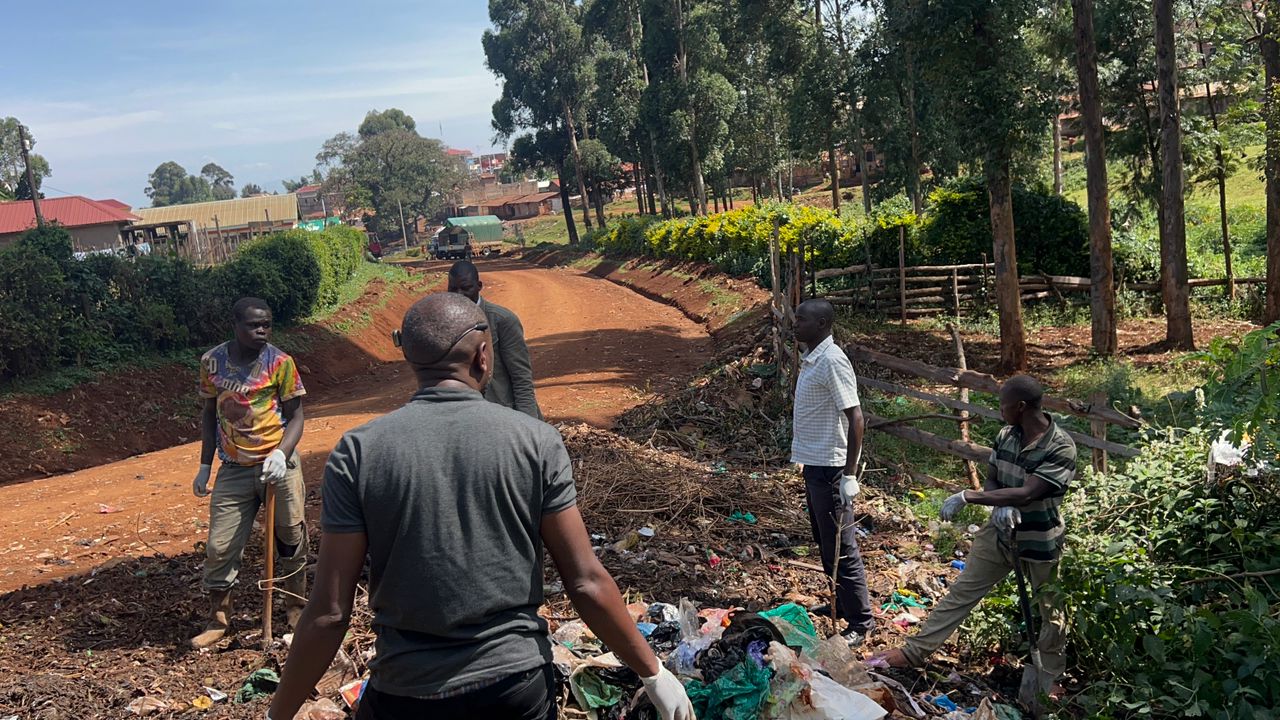 Garbage disaster hits kapchorwa Municipality, residents take upon themselves to clean